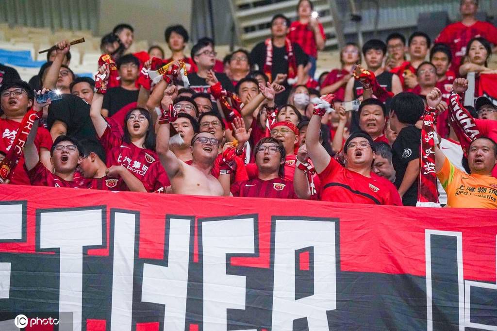 剧组日前为身兼监制、动作导演及主演的甄子丹准备蛋糕，补祝他7月27日生日快乐